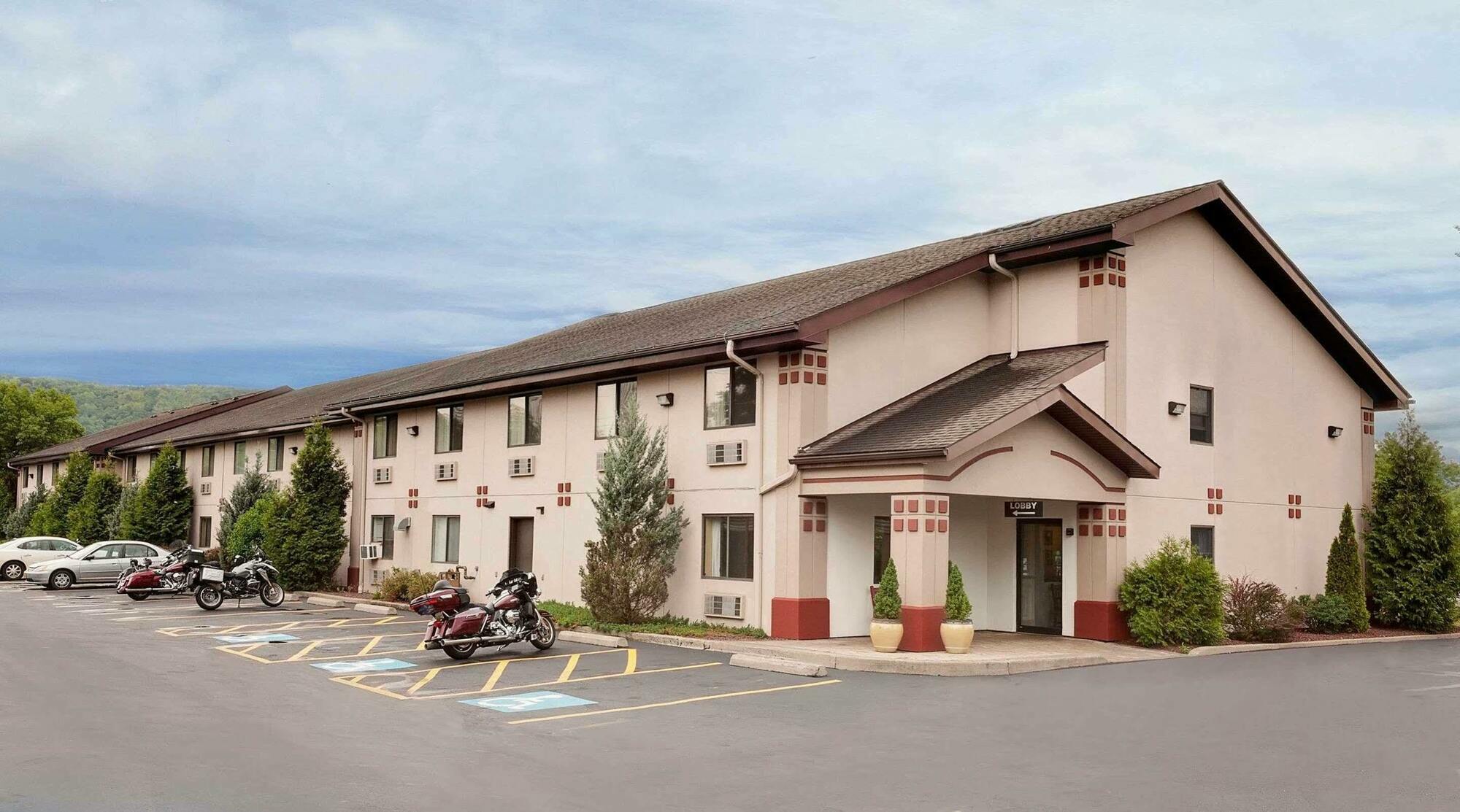 Super 8 By Wyndham Ithaca Hotel Exterior photo